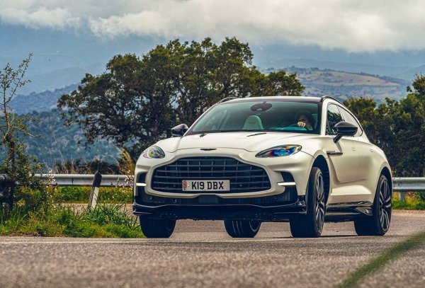 Плюсове: Премиум интериор, силна производителност, впечатляващо управление.

Минуси: Може да нямате лукса на другите.

DBX на Aston Martin преобръща лукса и производителността по начина, по който неговите спортни автомобили го правят от години. За тази цел той използва 4,0-литров туин-турбо V8 двигател с 550 к.с. Изстрелва се буквално до стотака за 4,5 секунди. Интериорът е просторен и луксозен, с висококачествени материали и модерна технология, включително двойни 12,3-инчови дисплеи. 

Въпреки това, DBX не се занимава само с лукс. Този звяр е един от най-добре представящите се в новосъздадената Super SUV категория: динамичен и пъргав, но плавен и удобен, когато е необходимо. DBX е подпомогнат от въздушно окачване и усъвършенствани електронни системи, за да работи в разнообрани пътни сценарии. 

DBX вече клони към спортната страна в сравнение с други автомобили в този списък, но ако искате повече, изберете модела 707. Това повишава производителността още повече с невероятните 707 к.с., като същевременно предлага подобно ниво на комфорт. 